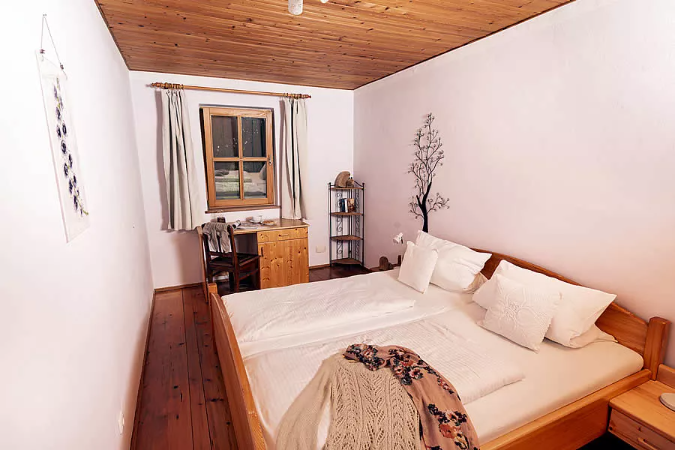 Schlafzimmer mit Doppelbett Ferienwohnung Linde