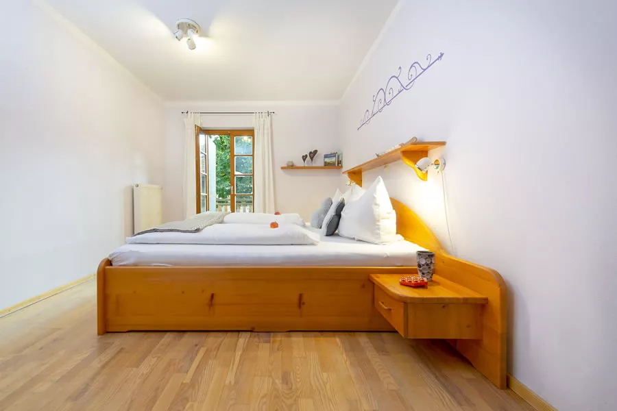 Schlafzimmer mit Doppelbett Ferienwohnung Mohnblume