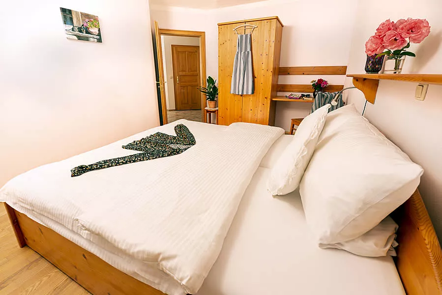 Schlafzimmer mit Doppelbett Ferienwohnung Ringelblume