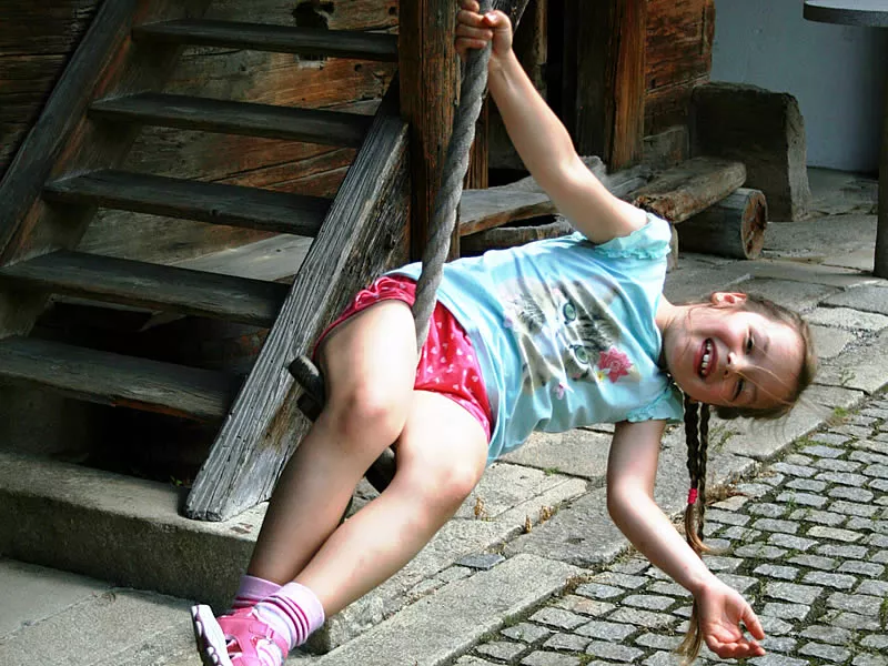 glückliche Kinder auf dem Bauernhof im Bayerischen Wald