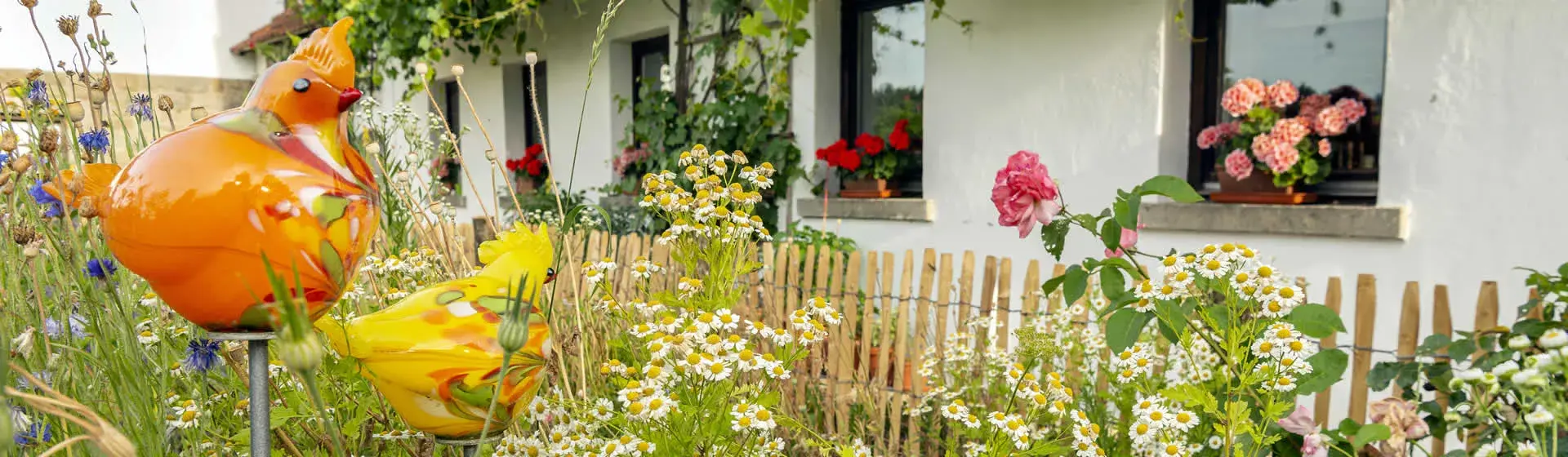 Bauerngarten auf dem Bauernhof im Bayerischen Wald